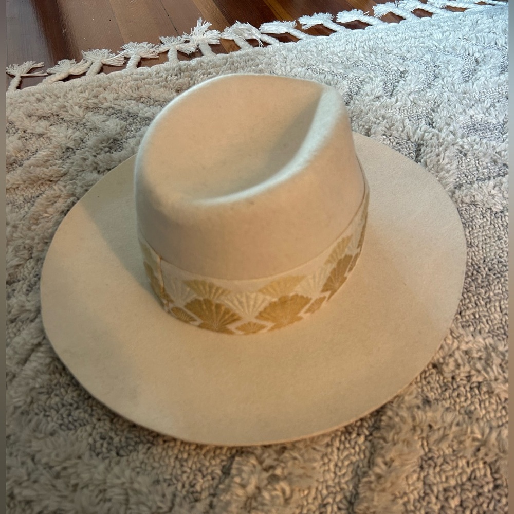Wide brim hat